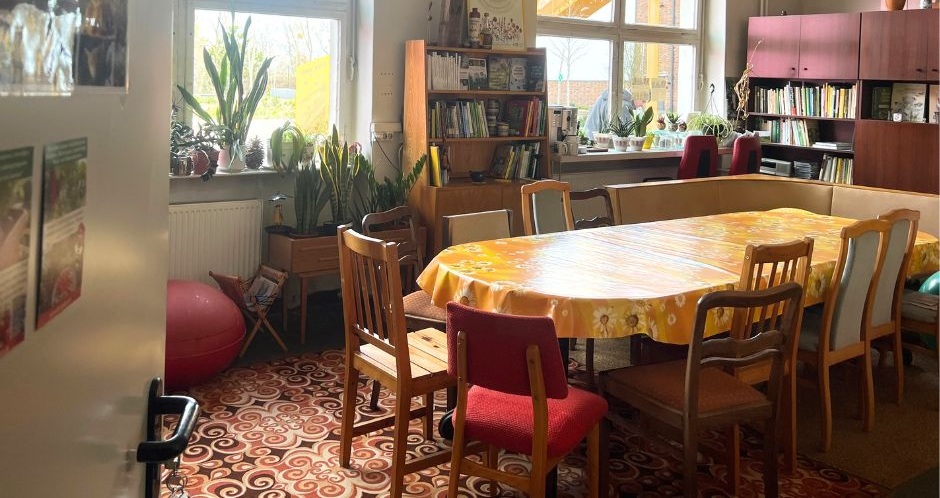 Einblick in das Klassenzimmer. Links unten in der Ecke das DDR-Ei. 