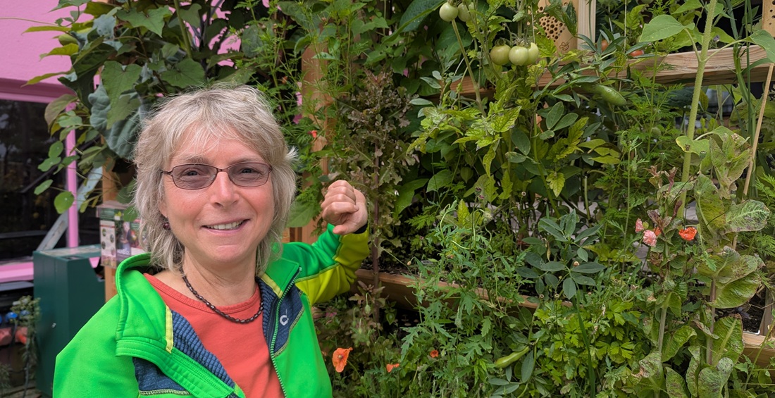 Birgit Schattling vor den Tomaten im Vertikalbeet. 