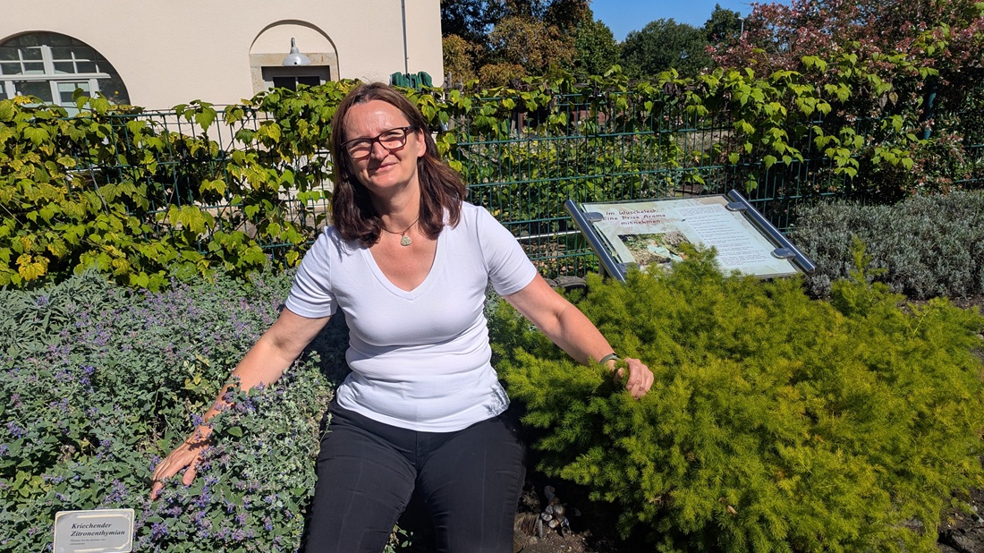 Die Leiterin des Gartens, Almut Dietze, im Wuscheleck.