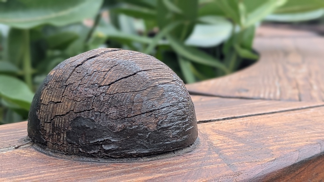 Ein Holzknauf zeigt Anfang und Ende des Hochbeets an. 