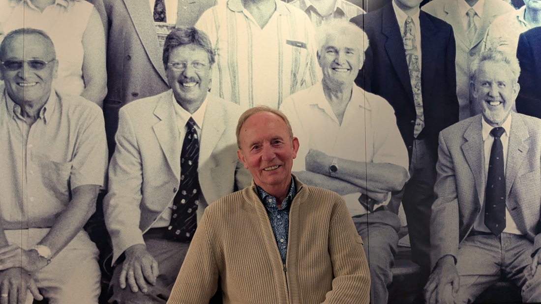 Seniorchef Heinrich Schulheis IV. im Rosenmuseum Steinfurth vor einem Foto der einstigen Rosenzüchter.