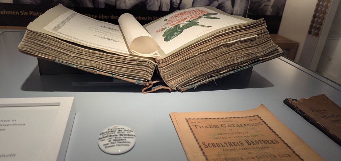 Die teuren Kataloge wurden von Kunde zu Kunde geschickt.