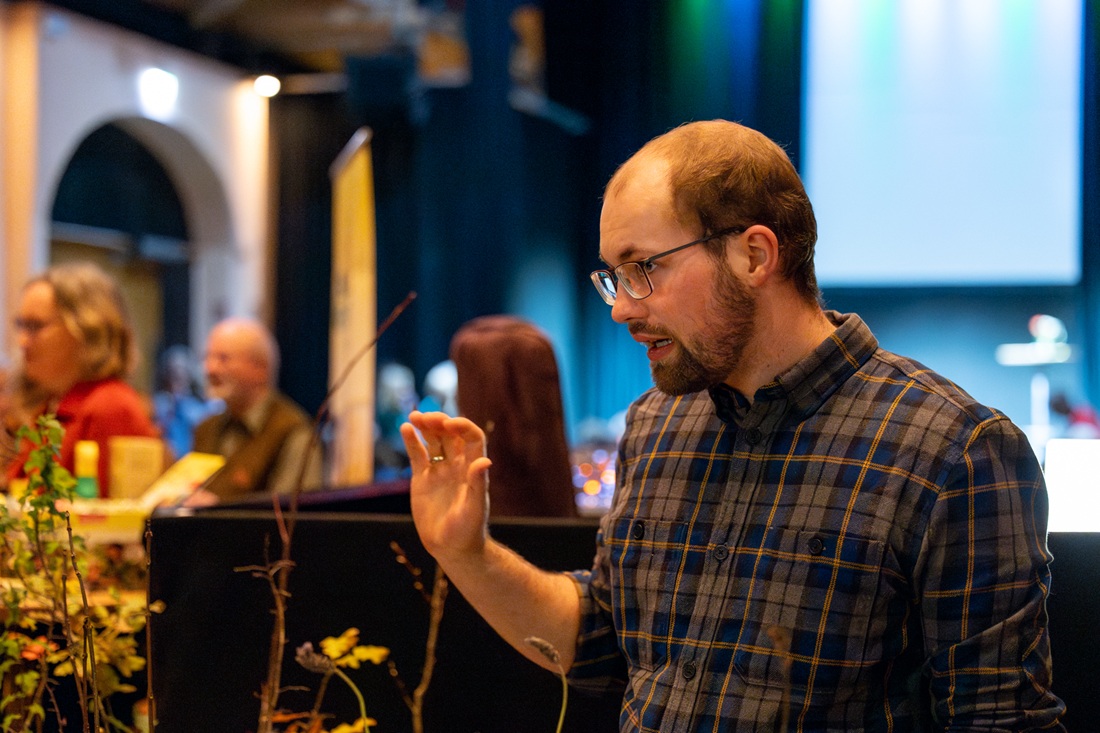 Garten-Guru Jan Nienhaus hatte seine selbst ausgesäten Bäume mitbegracht. © Eva Lotte Niegel