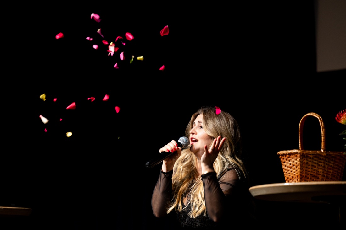 Anni Weiler beim True-Crime-Giftpflanzen-Song. © Eva Lotte Niegel