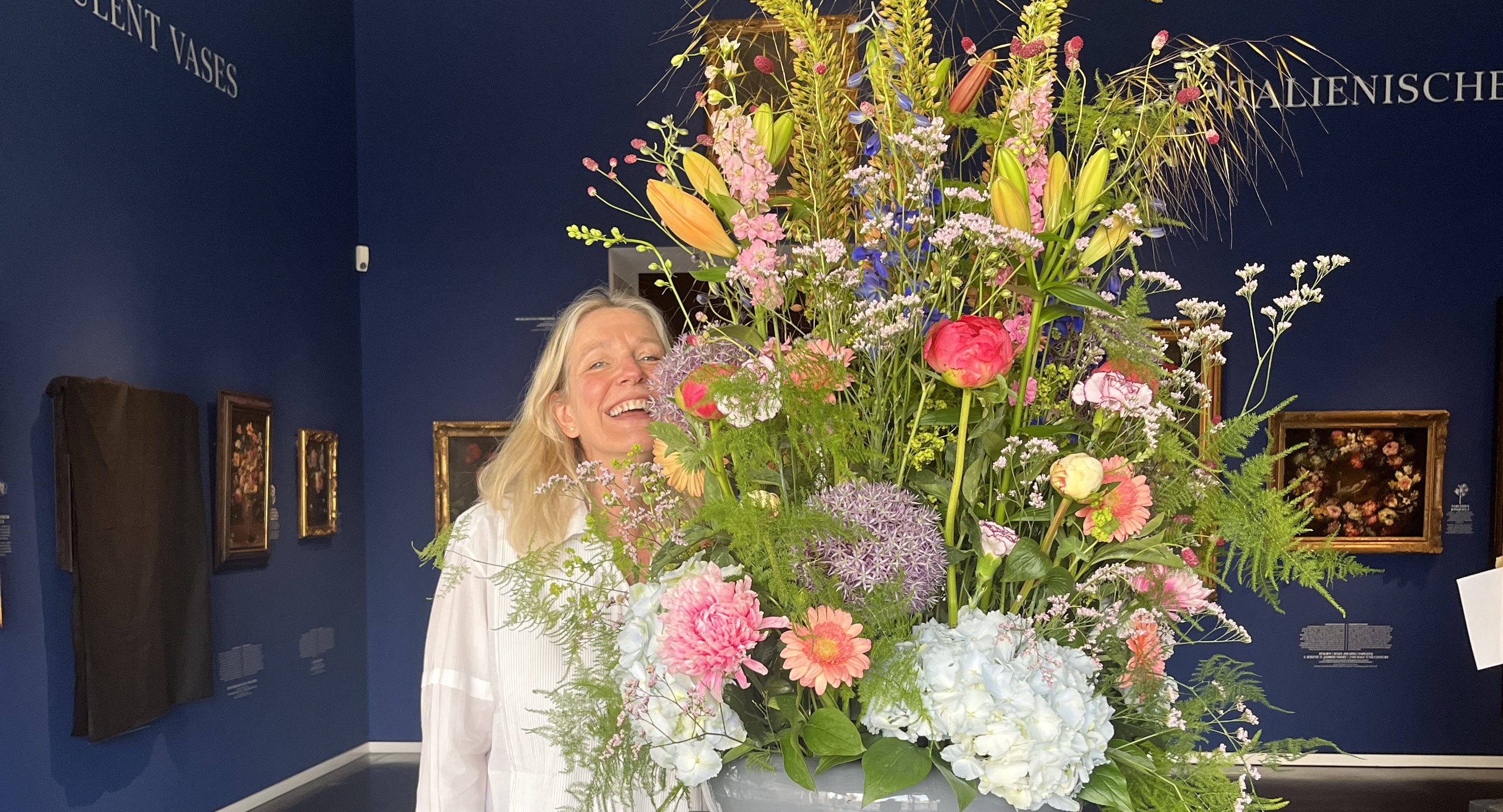 Mit großer Begeisterung hat sich PhDr. Anja Sevcik Geschichten zu den Gemälden in der Ausstellung B(l)ooming gesammelt. Foto: Wallraf-Richartz-Museum & Fondation Corboud