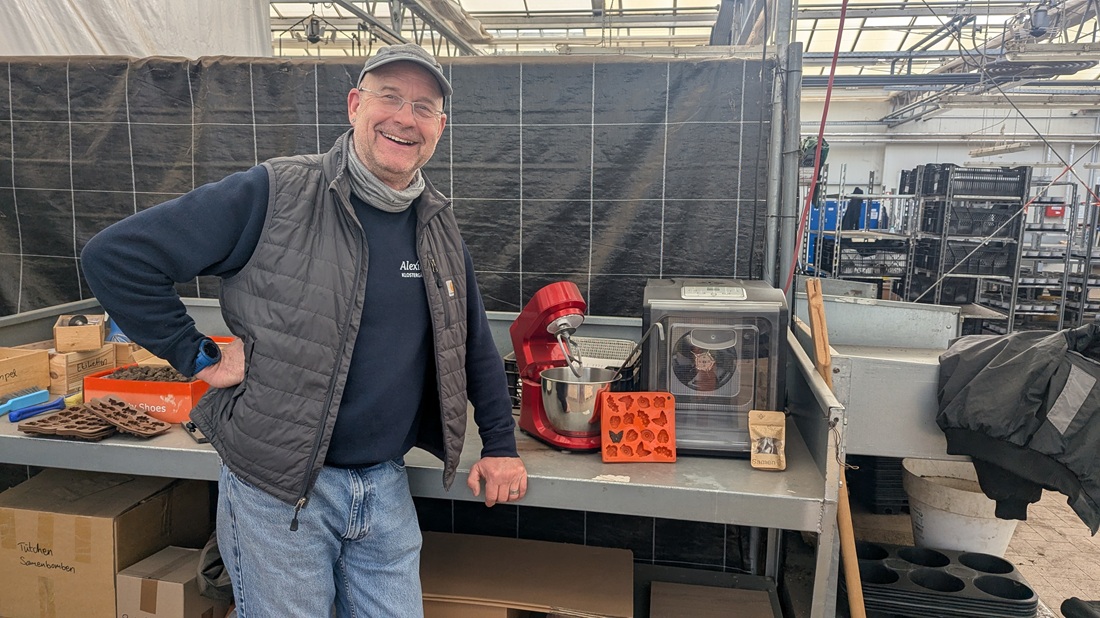 Gärtner Carsten Sikars vor dem Samenbomben-Werkzeug.