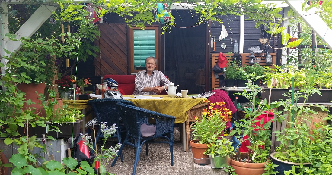 Wolfgang Krüger auf seiner Lauben-Veranda © GartenRadio.fm