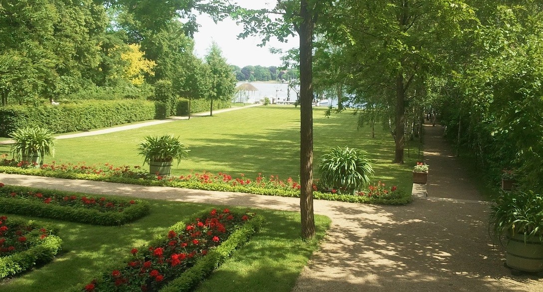 Der Blick von der Terrasse auf den Wannsee © GartenRadio.fm