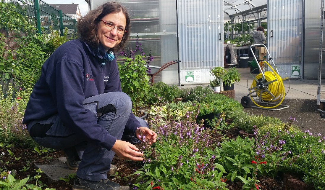 Alexianer-Gärtnermeisterin Dagmar Hauke im Kräuterbeet © GartenRadio.fm