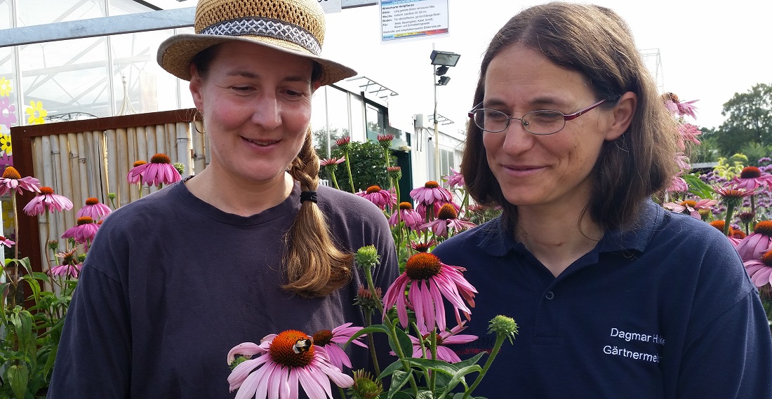 Alexianer Staudengärnterin Kathrin Thielen und Gärtnermeisterin/Imkerin Dagmar Hauke freuen sich über jede Hummel © Gartenradio.fm