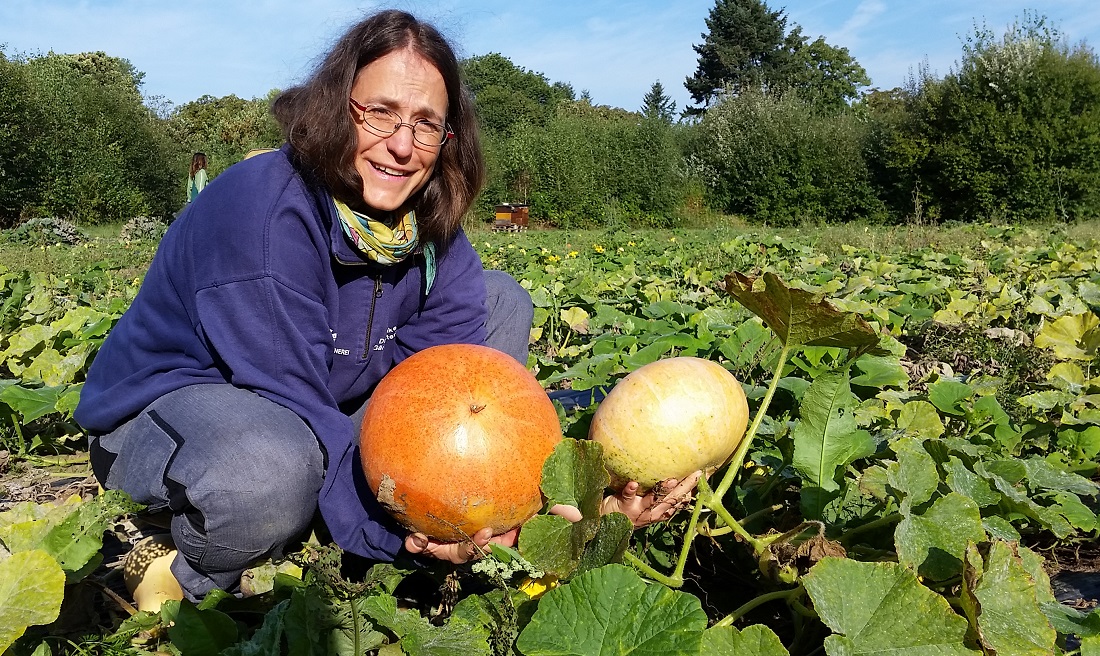 Alexianer-Gärtnermeisterin Dagmar Hauke mit zwei gelben Zentnern © Gartenradio.fm