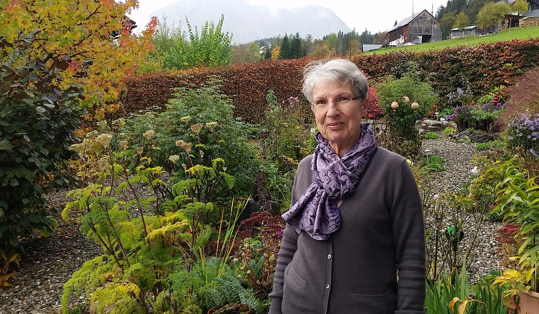 Barbara Frischmuth in ihrem Garten © Gartenradio.fm