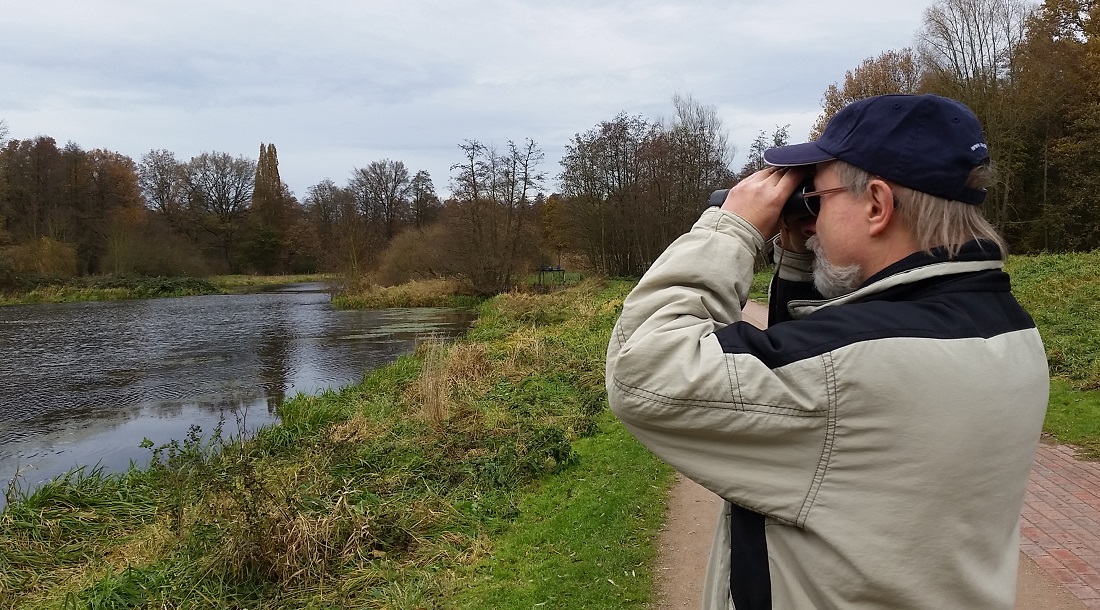 Das Fernglas gehört bei Uwe Westphal immer dazu © Gartenradio.fm