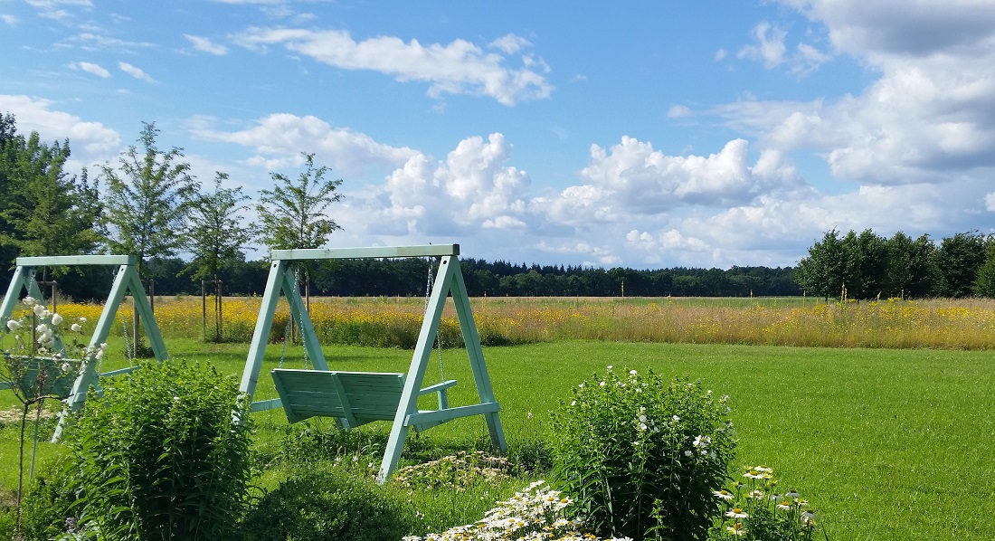 Schaukeln mit Blick auf Wiese und Markwald © GartenRadio.fm