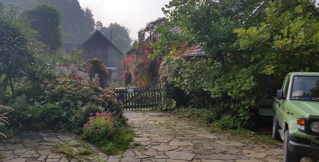 Der Vorgarten vom Ommerthalhof in Lindlar © GartenRadio.fm