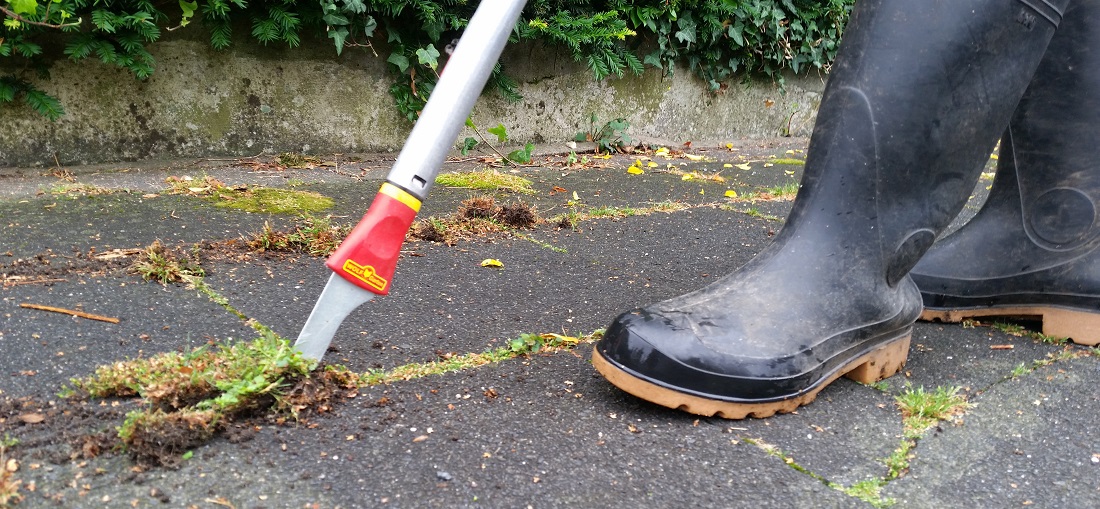 Mit Fugenkratzern am Stil entfernt man Moos bequem im Stehen © GartenRadio.fm