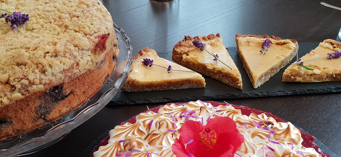 Pflaumenkuchen mit Lavendelstreusel, Hibiskustorte mit Asternkonfetti und "Seelenkuchen" (hinten)  © GartenRadio.fm