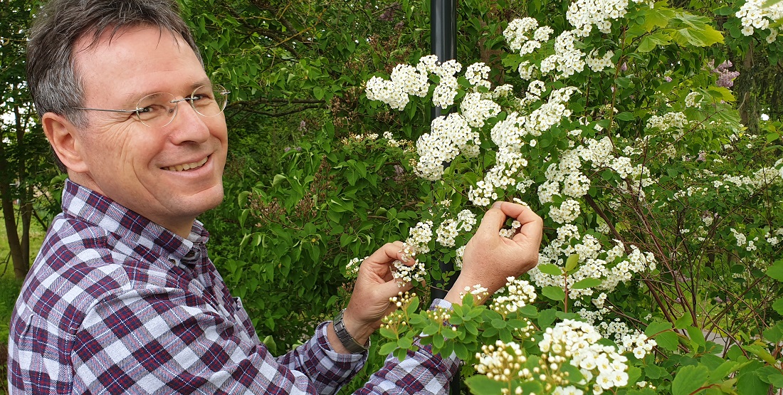 Prof. Thomas Schmitt freut sich über jeden Käfer im Spierstrauch © GartenRadio.fm