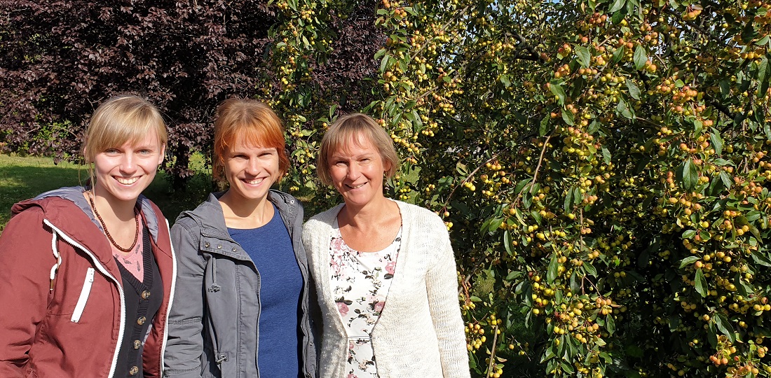 Neu-MundräuberInnen Tami, Sabina und ihre Mutter Kerstin vor einem essbaren Zier-Apfel © GartenRadio.fm