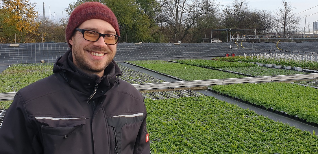 Botaniker und NABU Naturreferent Volker Unterladstetter freut sich über die kräftigen Wildpflanzen © GartenRadio.fm