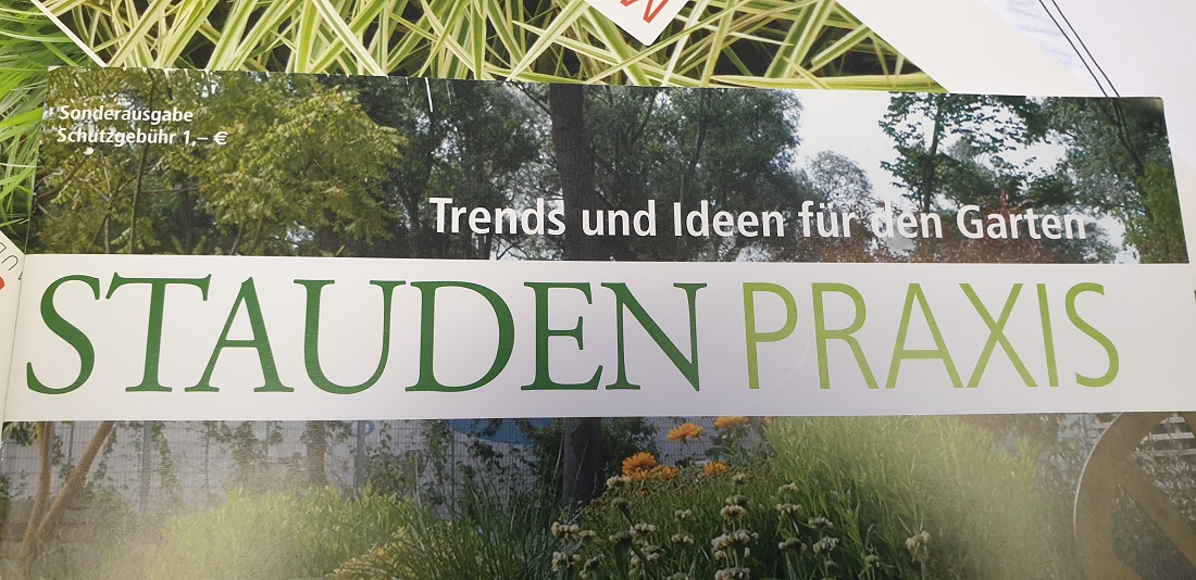 Der Staudenring, ein Zusammenschluss von 8 Staude-Produktionsbetrieben, bietet Fachmagazine an, in denen Stauden nach verschiedenen Themen sortiert sind © GartenRadio.fm