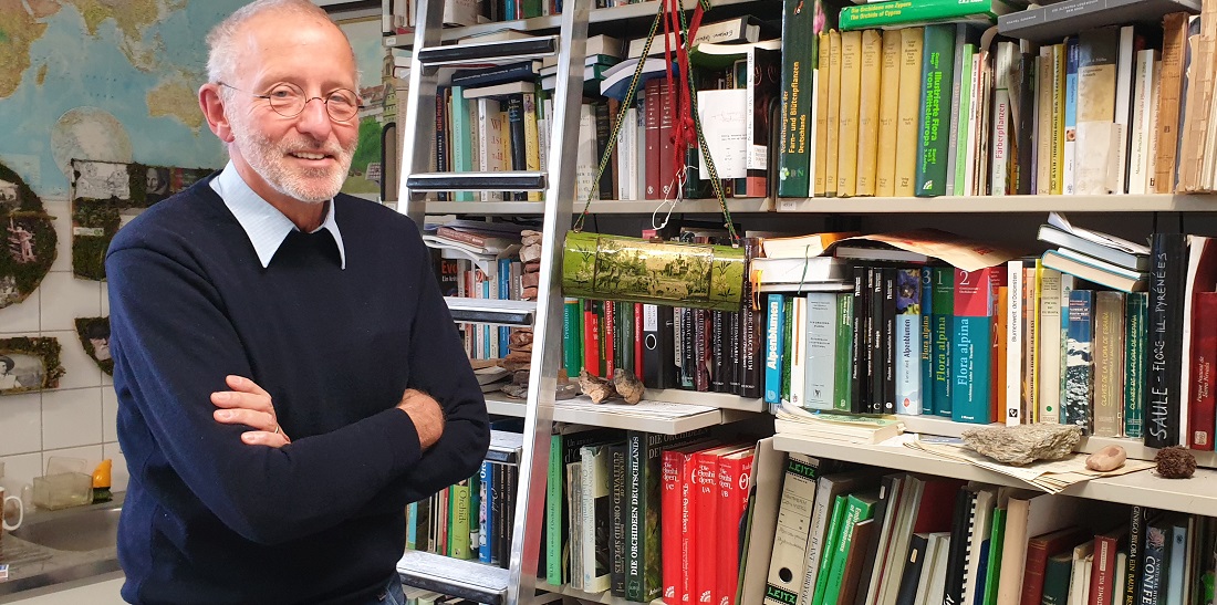 Professor Stefan Schneckenburger, in seinem Büro im Botanischen Garten Darmstadt © GartenRadio.fm