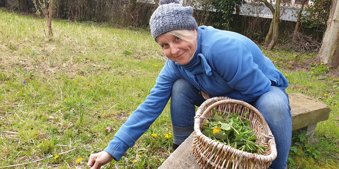 Kräuterpädagogin Mica Frangenberg, liebt es, ihr Wissen an Interessierte weiterzugeben © GartenRadio.fm