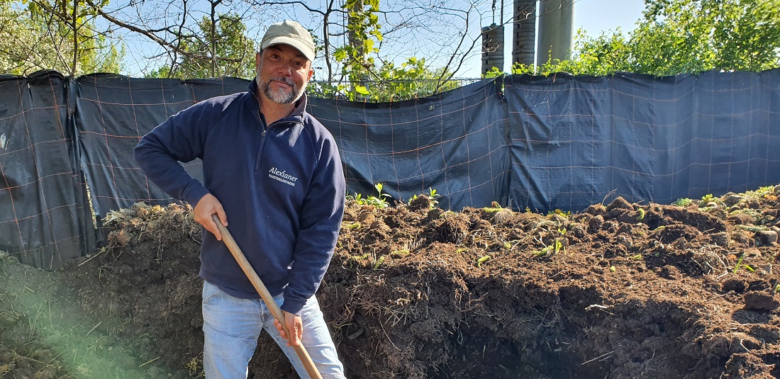 Kompost ist der preiswerteste und beste Bodenverbesserer für Garten- und Kübelpflanzen, sagt "Alexianer" Janek Weber © GartenRadio.fm