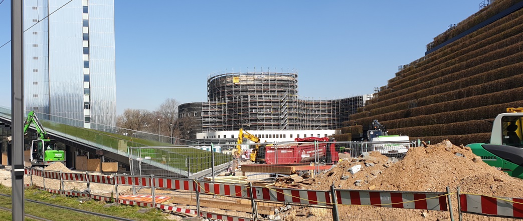 Dachbegrünung ist nicht immer auf den ersten Blick zu erkennen. Die dreieckige Rasenfläche links ist das Dach der Markthalle, die zum "KÖ Bogen 2" in Düsseldorf gehört. © GartenRadio.fm