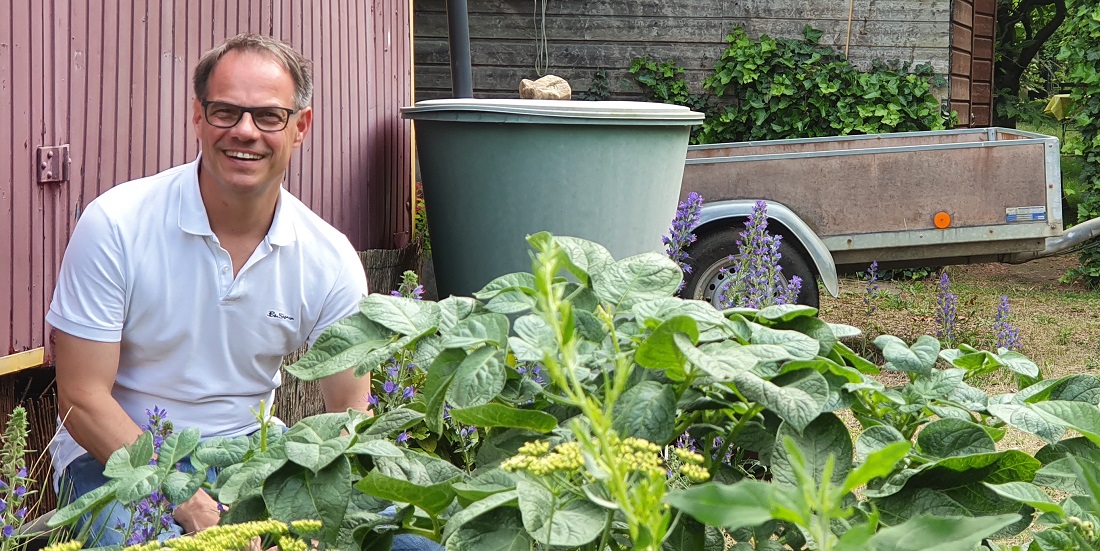 Markus Phlippen vor dem Bauwagen am Ende seines Gartens. Dort hat seine Frau Marion, ebenfalls Biologin, Wissenschafts-Workshops für Kinder gegeben © GartenRadio.fmssenschafstexperimernte mit Kindern veranstalt 