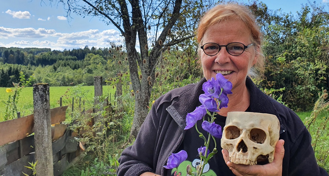 Klaudia Blasl und das Gewächs mit Killer-Qualitäten - der Eisenhut. © GartenRadio.fm