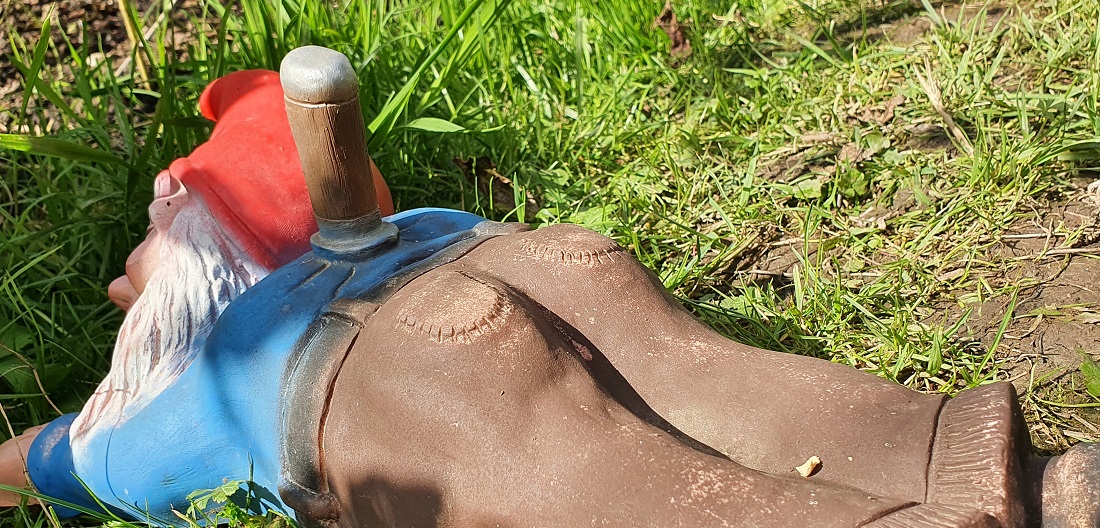 Nur Deko - mit dem Messer würde die literarische Giftmischerin niemals morden. © GartenRadio.fm