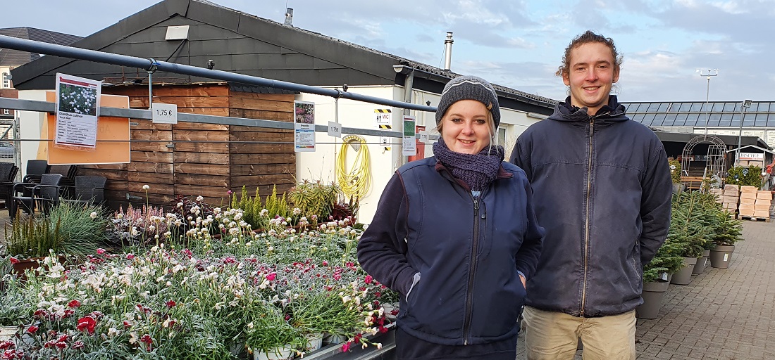 Gärtnerin Sandra Wattler organisiert in der Alexianer Klostergärtnerei die Ausbildung; Wenzel Poorten ist Auszubildender im 2. Ausbildungsjahr zum Zierpflanzengärtner. © GartenRadio.fm