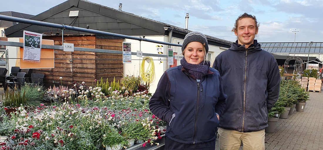 Gärtnerin Sandra Wattler organisiert in der Alexianer Klostergärtnerei die Ausbildung; Wenzel Poorten ist Auszubildender im 2. Ausbildungsjahr zum Zierpflanzengärtner. © GartenRadio.fm