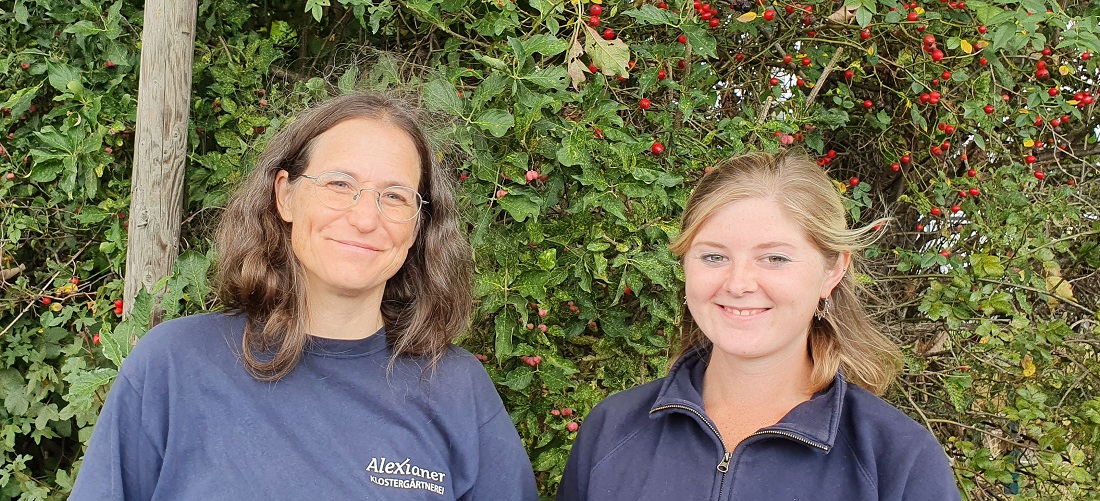 Gärtnermeisterin Dagmar Hauke und Gärtnerin Sandra Wattler aus der Alexianer Klostergärtnerei in Köln sind ausgewiesene Hagebutten-Fans. © GartenRadio.fm