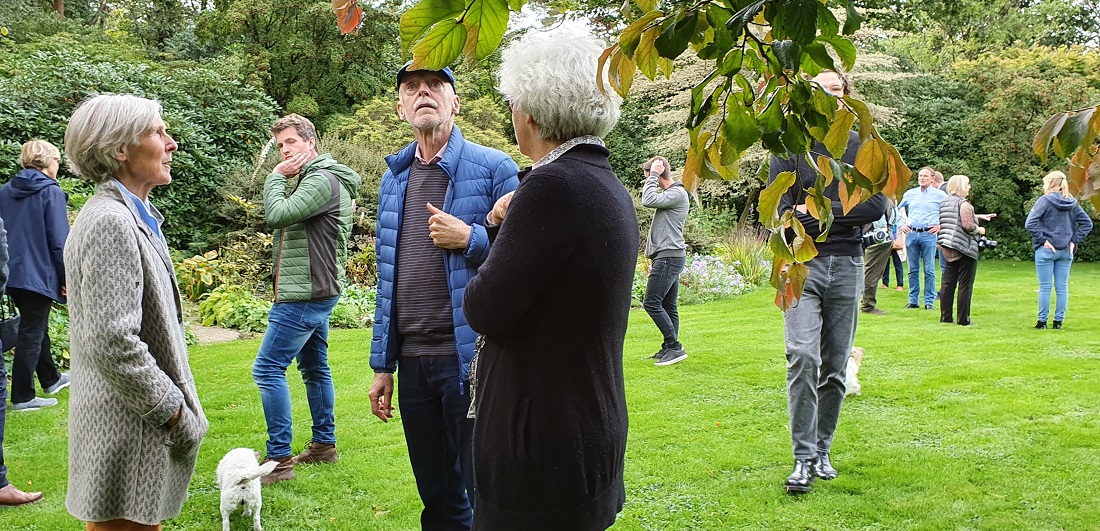 Linda Zimmermann (links) hat Stipendiaten und Unterstützer in ihren Garten, genannt die Fuchsgrube, eingeladen.  © GartenRadio.fm