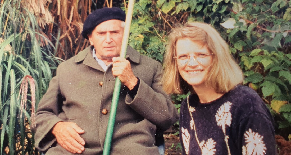 Vor 20 Jahren lernte Annate Crone den Gärtner kennen. Noch heute führt die ehemalige Lehrerin Gruppen durch den Garten und jätet ehrenamtlich die Beete. © GartenRadio