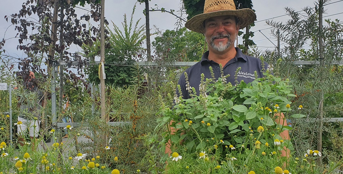 Gärtner Janek Weber weiß, wie man Vitamine sogar erschnuppern kann. © GartenRadio.fm