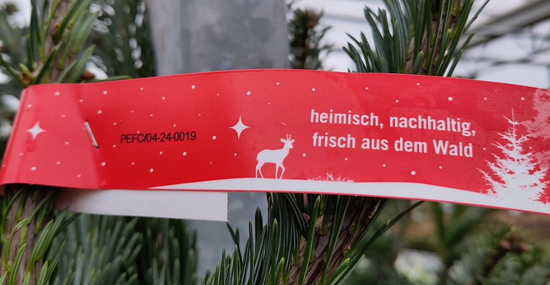 Nachhaltig produzierte Weihnachtsbäume erkennt man am PEFC oder FSC Siegel. © Sandra Wattler