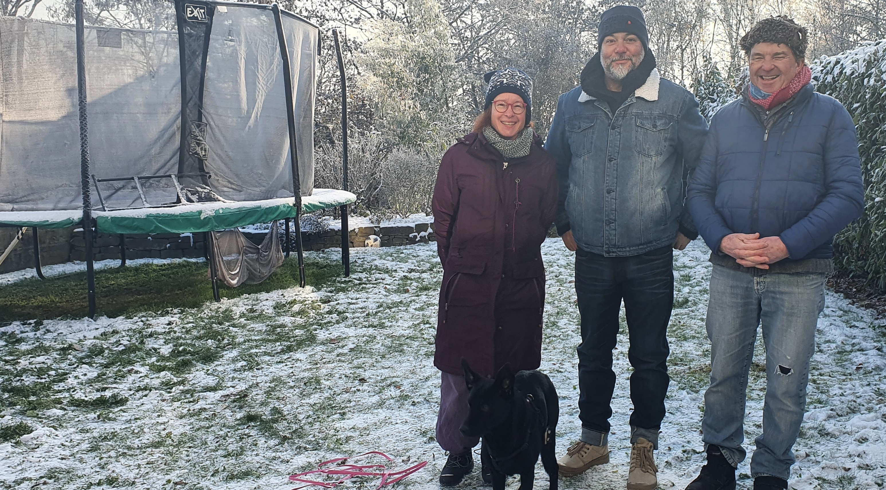 Hundetrainerin Susanne Becker-Huberti mit Mischlingshündin Malou, Gärtner Janek Weber und Hundesitter Jörg Reinfeld. © GartenRadio.fm