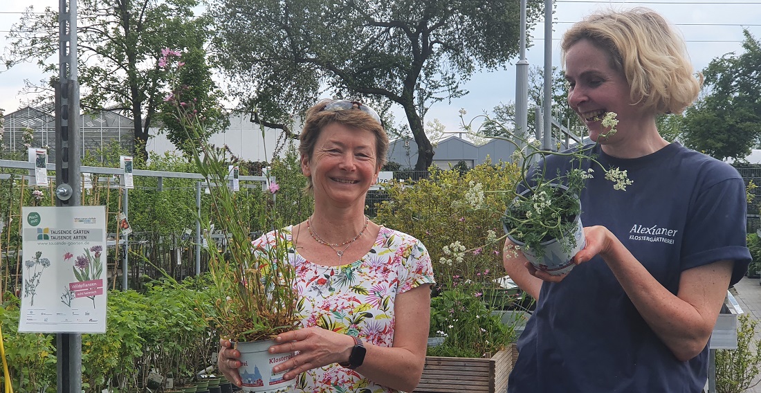 Andrea Muno-Lindenau (li.) und Susanne Lammich sind selbst begeisterte Wildstauden-Verwenderinnen. © GartenRadio.fm