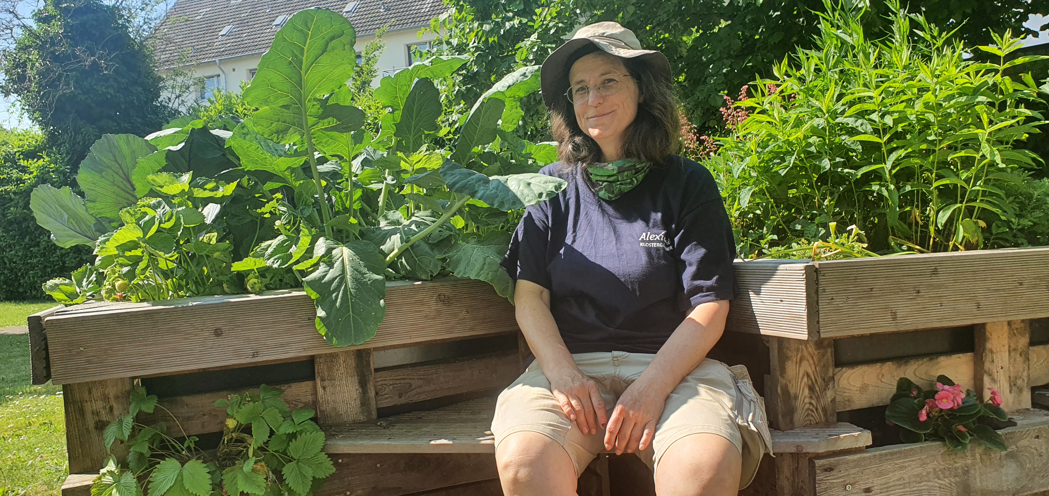 Versetzte Hochbeete im Garten lassen sich auch als Bank nutzen, sagt Gärtnermeisterin Dagmar Hauke. 