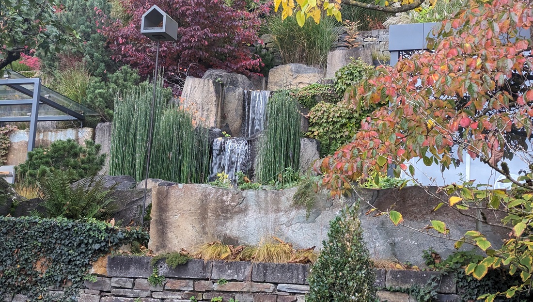 Der Wasserfall sieht aus wie der Natur entlehnt.  © GartenRadio.fm