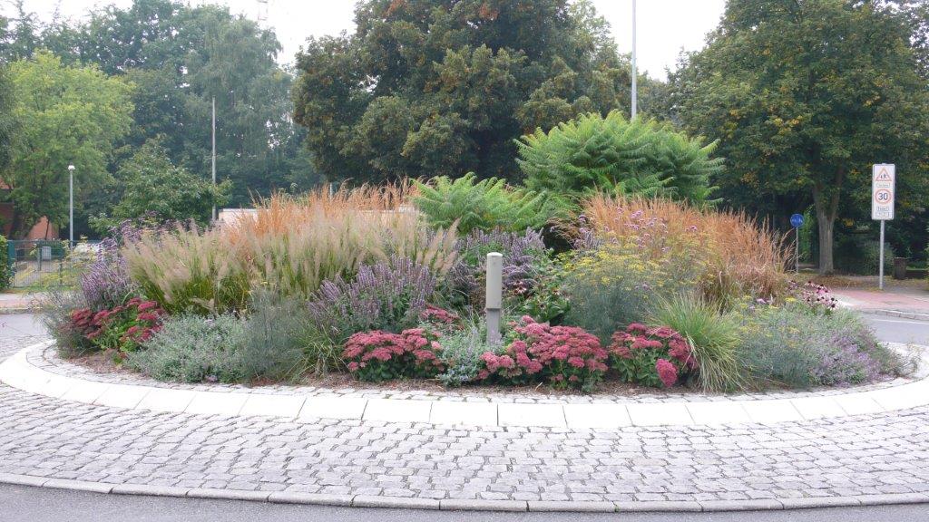 Jörg Pfenningschmidts „Kreisverkehr mit Essigbaum“ in Ahrensburg im Sommer. © Jörg Pfenningschmidt