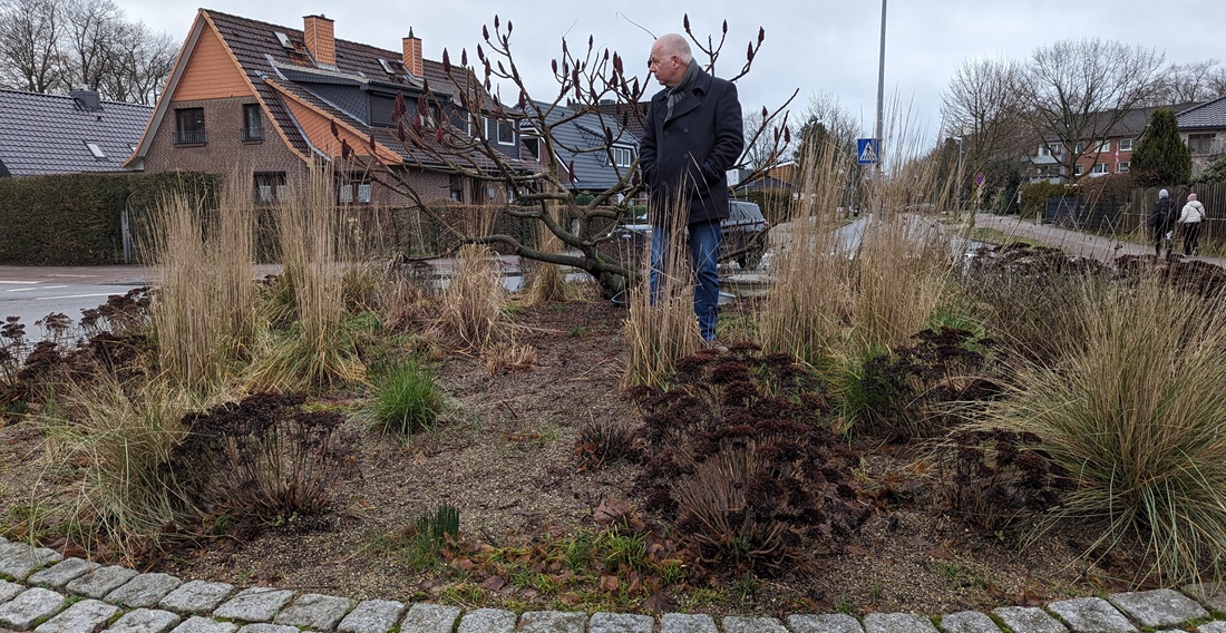 Sogar im Winter sieht der „Kreisverkehr mit Essigbaum“ von Jörg Pfenningschmidt in Ahrensfeld noch abwechslungsreich aus. © GartenRadio.fm