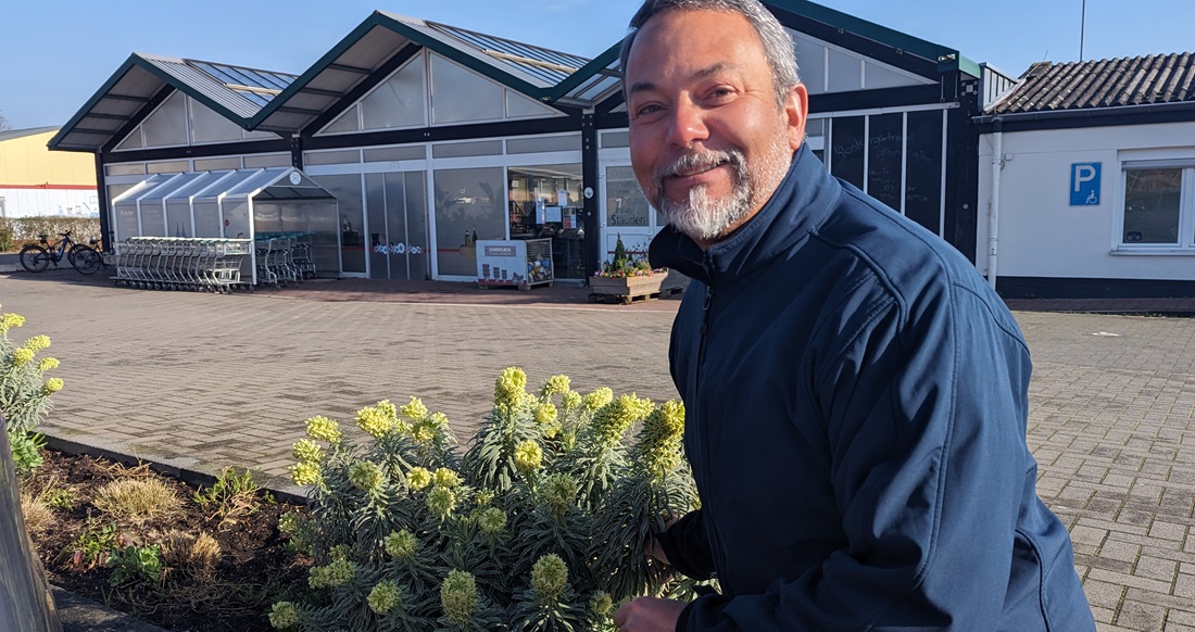 Janek Weber vor der Alexianer Klostergärtnerei neben der Tasmanian Tiger' (Euphorbia characias) . © GartenRadio.fm