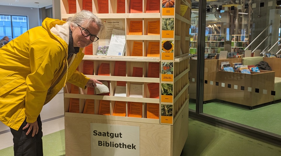 Anne Mommertz hat das Saatgut-Regal für die Düsseldorfer Zentralbibliothek entworfen. © GartenRadio.fm