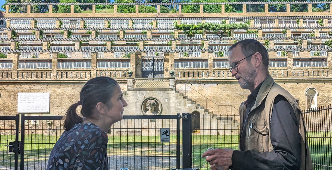Gerd Schurig (re.), Kustos in Sanssouci mit Martina Lange, die ehrenamtlich den Winzerberg im Hintergrund bewirtschaftet. © GartenRadio.fm