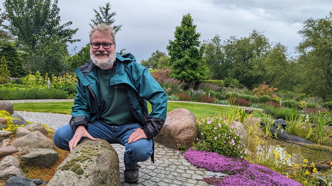 Gartenplaner Dirk Christian Schröder vor seinem Lieblingsstein mit 15 Jahre altem Moos-Bewuchs.© GartenRadio.fm