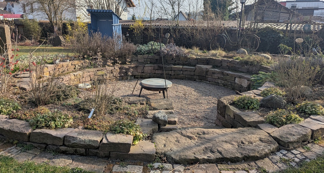 Die Mauern des 5 Meter breiten Senkgartens hat Frank selbst gemauert. Bepflanzt hat das umlaufende Hochbeet seine Lebensgefährtin Regina. © GartenRadio.fm